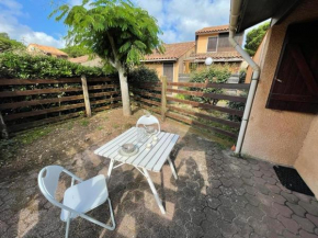 Villa Patio Vintage Proche du Port avec Terrasse et Parking - FR-1-413-100